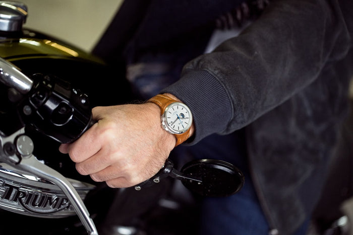 Comment Porter une Montre Sport-chic au Quotidien : Astuces de Style Masculin