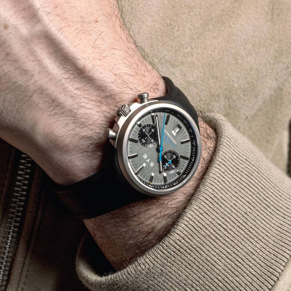 SYE [Start Your Engine]-MOT1ON-Chronographe-Bullitt-Titanium-main-eclair-suede